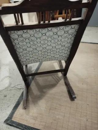 Mecedora antigua de madera y tela