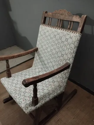 Mecedora antigua de madera y tela