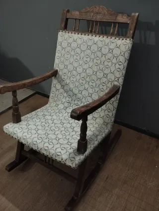Mecedora antigua de madera y tela