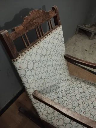 Mecedora antigua de madera y tela