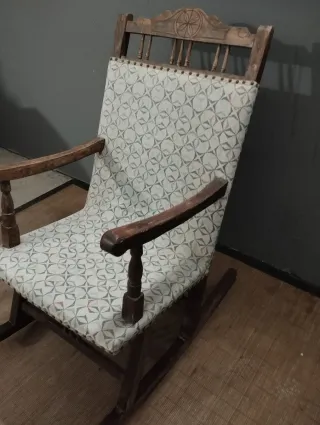 Mecedora antigua de madera y tela
