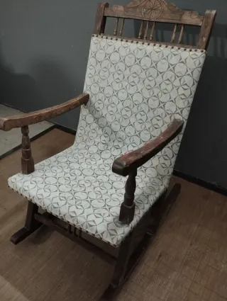 Mecedora antigua de madera y tela