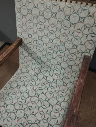 Mecedora antigua de madera y tela