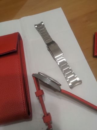 Reloj UBIQ púrpura y rojo