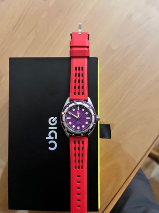 Reloj UBIQ púrpura y rojo