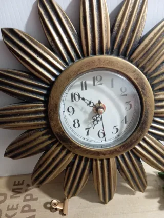Reloj pequeño de pared dorado estilo flor