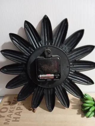 Reloj pequeño de pared dorado estilo flor