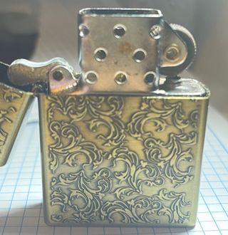 Mechero de gasolina bronce vintage