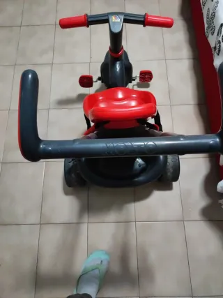 Triciclo infantil rojo y gris