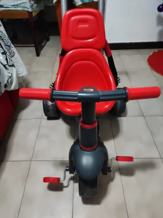 Triciclo infantil rojo y gris