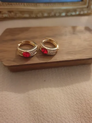 Pendientes Aro Chapados en Oro con Piedra Roja
