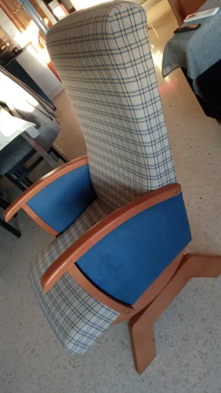 Mecedora beige y azul