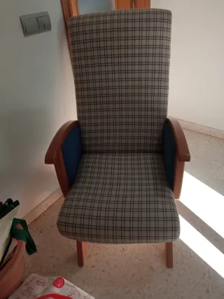 Mecedora beige y azul