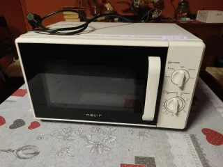 Microondas Blanco . Marca Nevir, 700w.