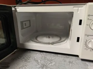 Microondas Blanco . Marca Nevir, 700w.