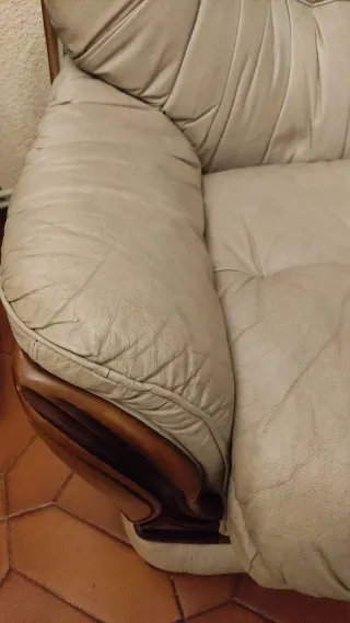 Dos sillones piel con pufs