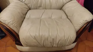 Dos sillones piel con pufs