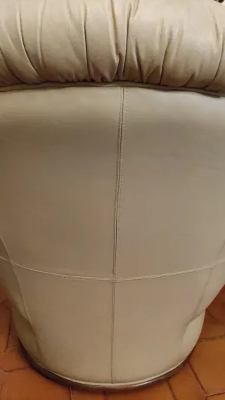 Dos sillones piel con pufs