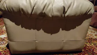 Dos sillones piel con pufs