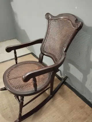 Mecedora antigua de madera y ratán