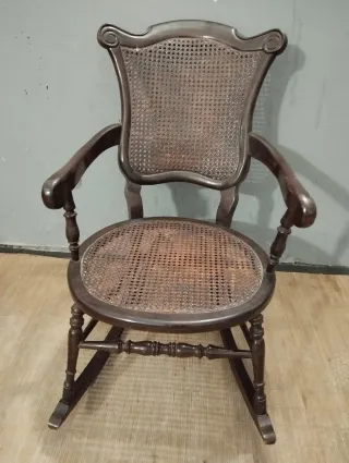 Mecedora antigua de madera y ratán