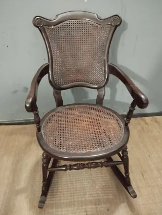Mecedora antigua de madera y ratán