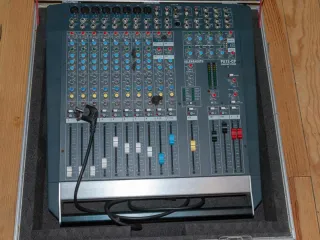 Mesa DJ + Amplificador + Altavoces