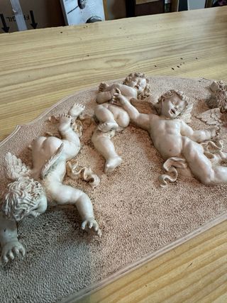 Figura de ángeles en relieve