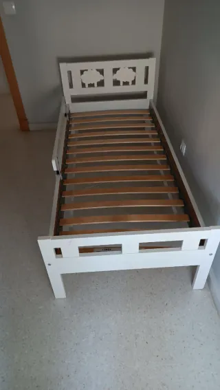 Cama infantil blanca con barrera