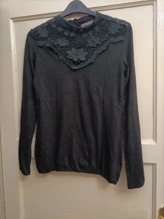 Camiseta negra con encaje