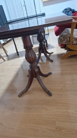 Mesa de comedor de madera oscura