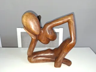 Figura de madera mujer pensativa