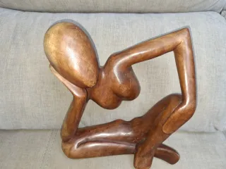 Figura de madera mujer pensativa