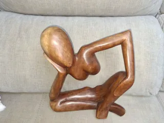 Figura de madera mujer pensativa