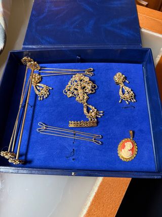 Aderezo fallero dorado de niña con camafeo