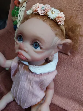 Muñeca Elfo con diadema floral