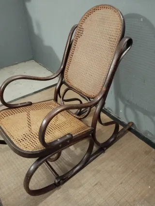 Mecedora antigua de madera y ratán