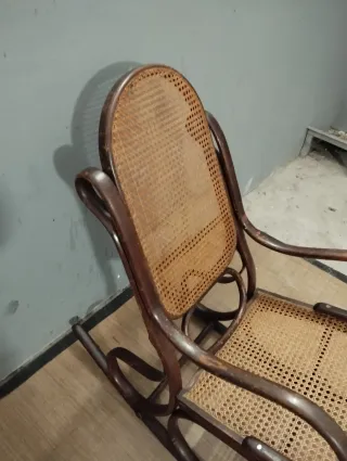 Mecedora antigua de madera y ratán