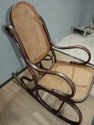 Mecedora antigua de madera y ratán