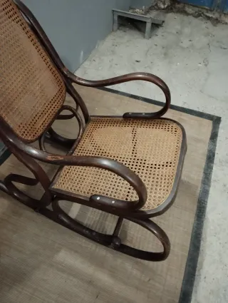 Mecedora antigua de madera y ratán