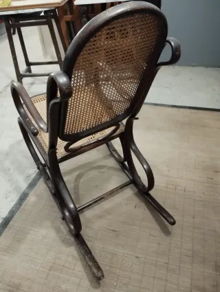 Mecedora antigua de madera y ratán