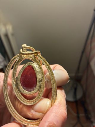 Collar Parfois dorado con piedra roja sin estrenar