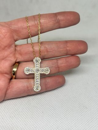 Collana con ciondolo a croce dorata