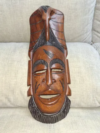 Máscara de madera artesanal