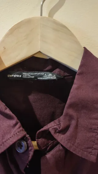 Camisa hombre color granate T-S marca Bershka