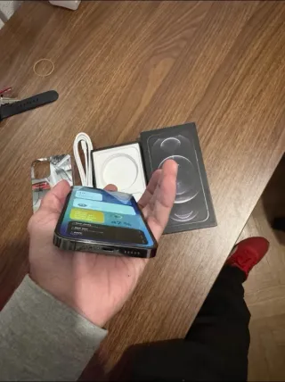 iPhone 12 Pro + Accesorios