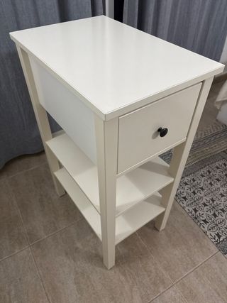 2 Mesitas de noche Ikea color blanco roto.
