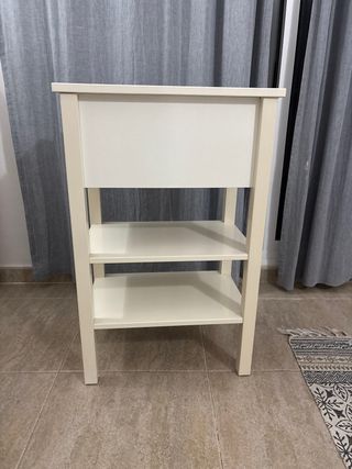 2 Mesitas de noche Ikea color blanco roto.