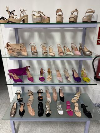 Zapatos de tacón nuevos a estrenar
