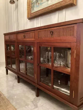 Aparador de madera con puertas de cristal